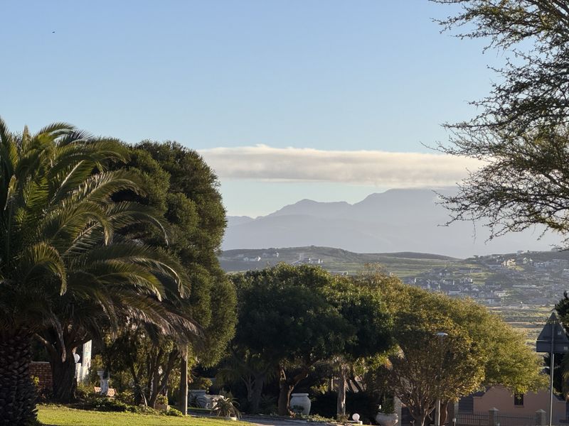 Spacious Family Home in Hartenbos Heuwels - Photo 1