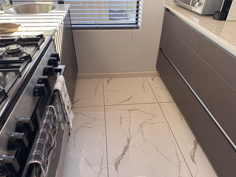 Spacious Family Home in Hartenbos Heuwels - Photo 3