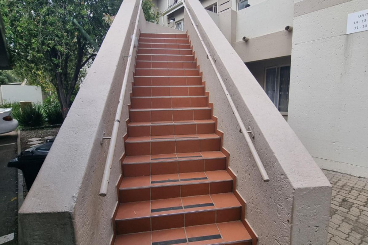 Lovely 2 Bed, 2 Bath Apartment in Highly Secure Complex - Photo 3
