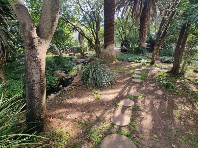 Lovely 2 Bed, 2 Bath Apartment in Highly Secure Complex - Photo 6