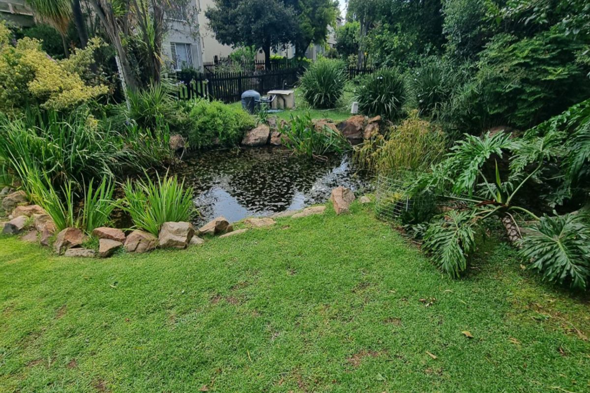 Lovely 2 Bed, 2 Bath Apartment in Highly Secure Complex - Photo 2