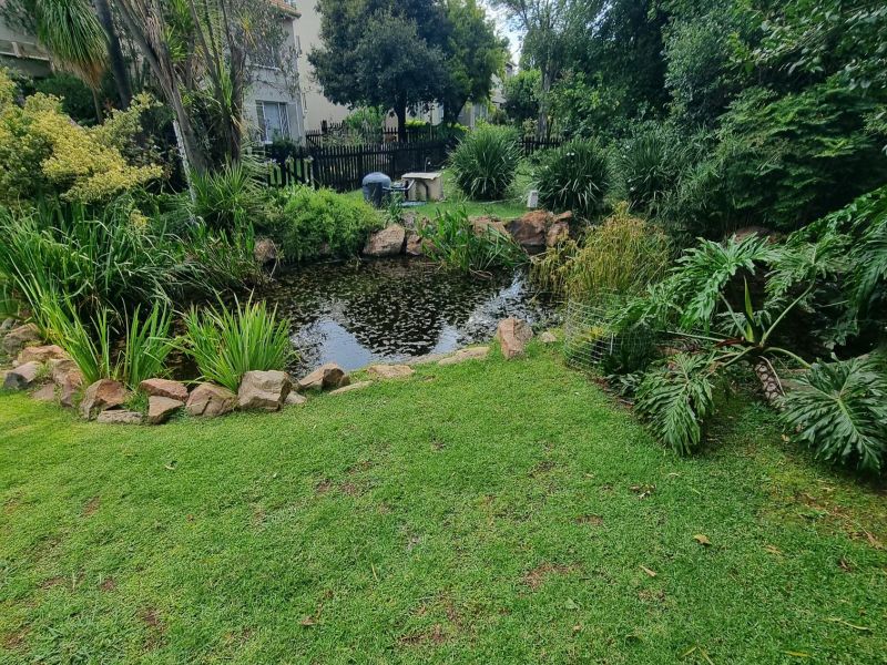 Lovely 2 Bed, 2 Bath Apartment in Highly Secure Complex - Photo 2