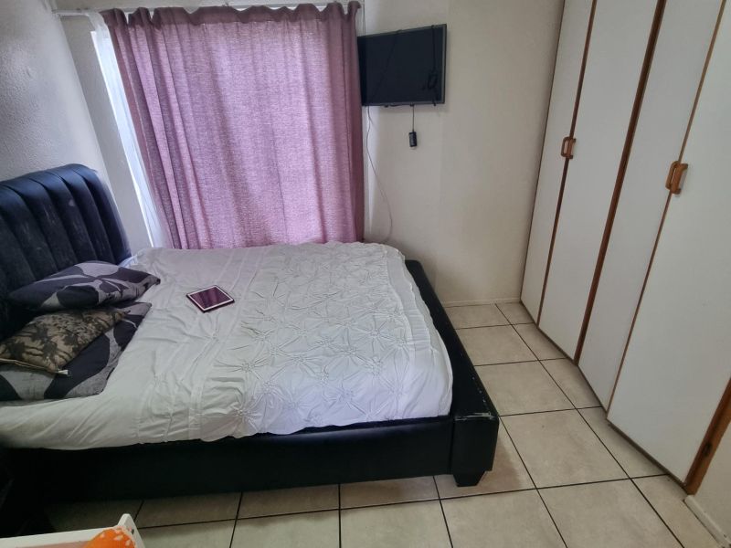 Lovely 2 Bed, 2 Bath Apartment in Highly Secure Complex - Photo 4