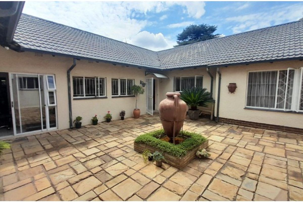 Spacious 4-Bedroom Home with Flatlet & Staff Accommodation – Ideal for Family Living & Investment - Photo 2