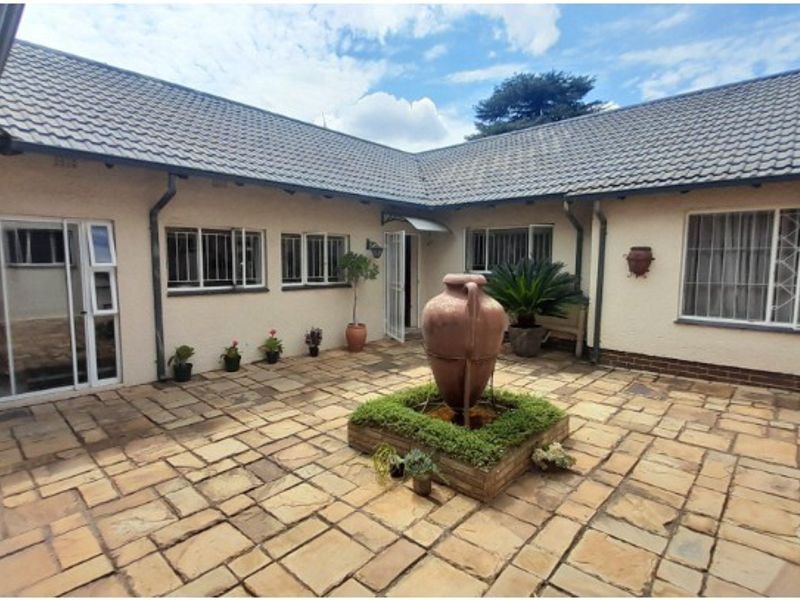 Spacious 4-Bedroom Home with Flatlet & Staff Accommodation – Ideal for Family Living & Investment - Photo 2