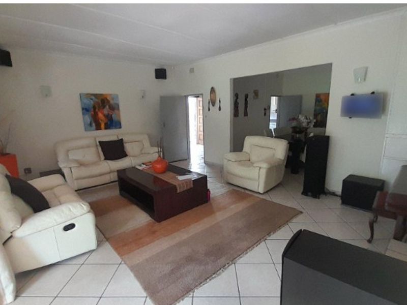 Spacious 4-Bedroom Home with Flatlet & Staff Accommodation – Ideal for Family Living & Investment - Photo 6