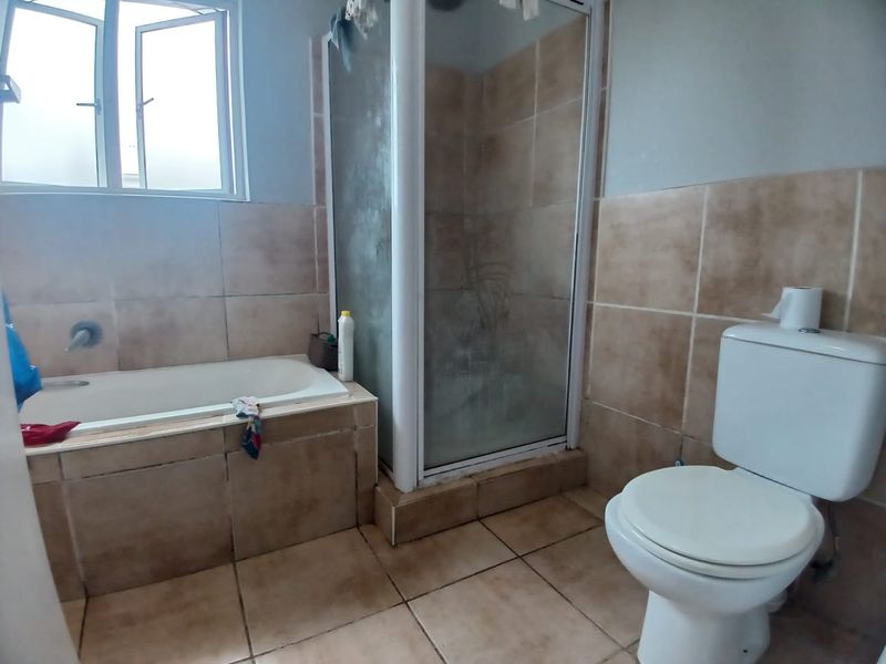 3 Bedroom Townhouse in Coralwood, Beacon Bay - Photo 10