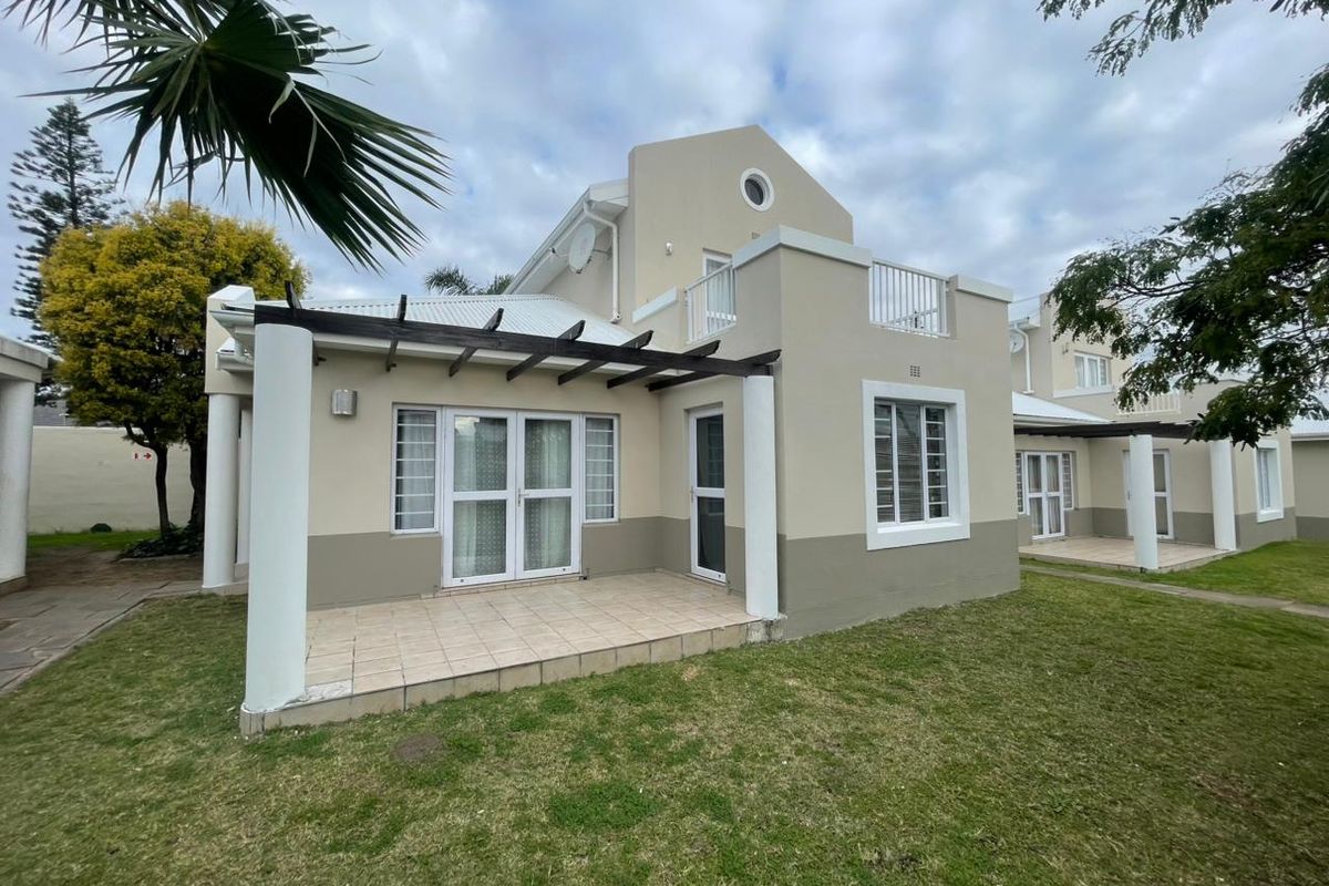 3 Bedroom Townhouse in Coralwood, Beacon Bay - Photo 2
