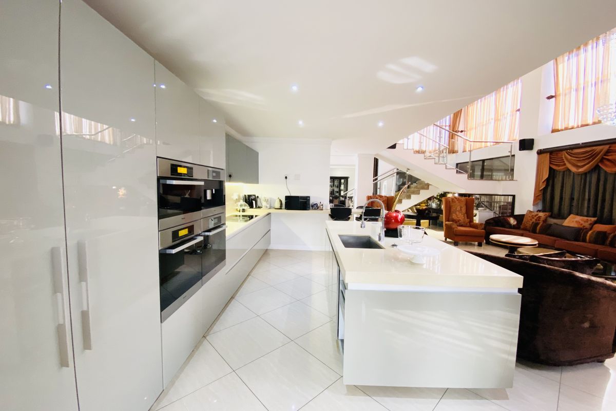 Luxury Living Redefined – 6-Bedroom Home with Cinema & Indoor Pool in Blue Valley Golf Estate - Photo 5