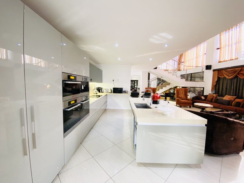 Luxury Living Redefined – 6-Bedroom Home with Cinema & Indoor Pool in Blue Valley Golf Estate - Photo 5