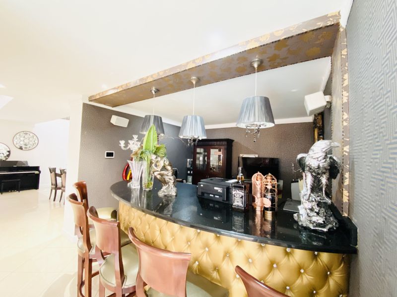 Luxury Living Redefined – 6-Bedroom Home with Cinema & Indoor Pool in Blue Valley Golf Estate - Photo 9