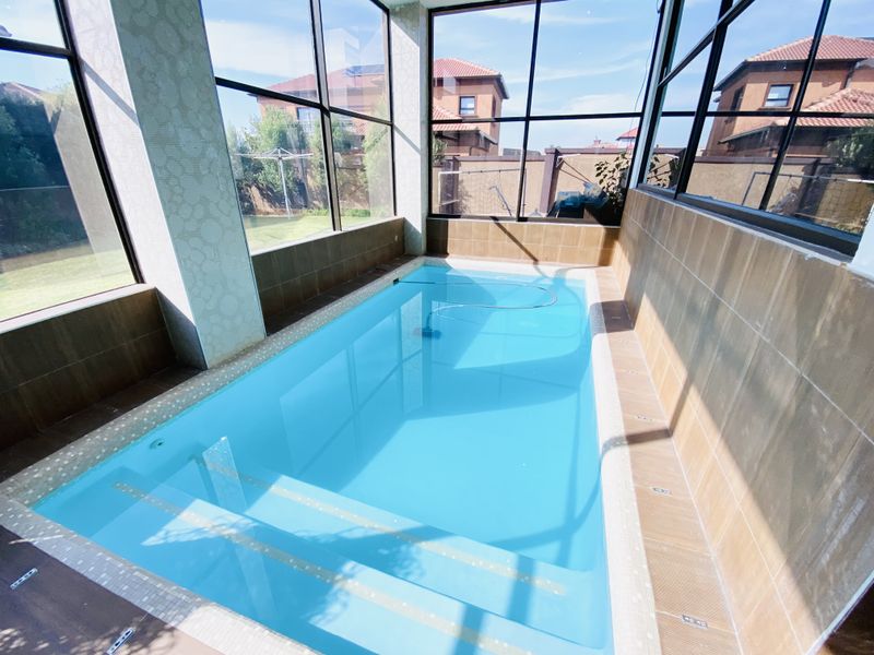 Luxury Living Redefined – 6-Bedroom Home with Cinema & Indoor Pool in Blue Valley Golf Estate - Photo 8