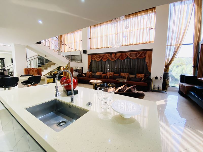 Luxury Living Redefined – 6-Bedroom Home with Cinema & Indoor Pool in Blue Valley Golf Estate - Photo 6