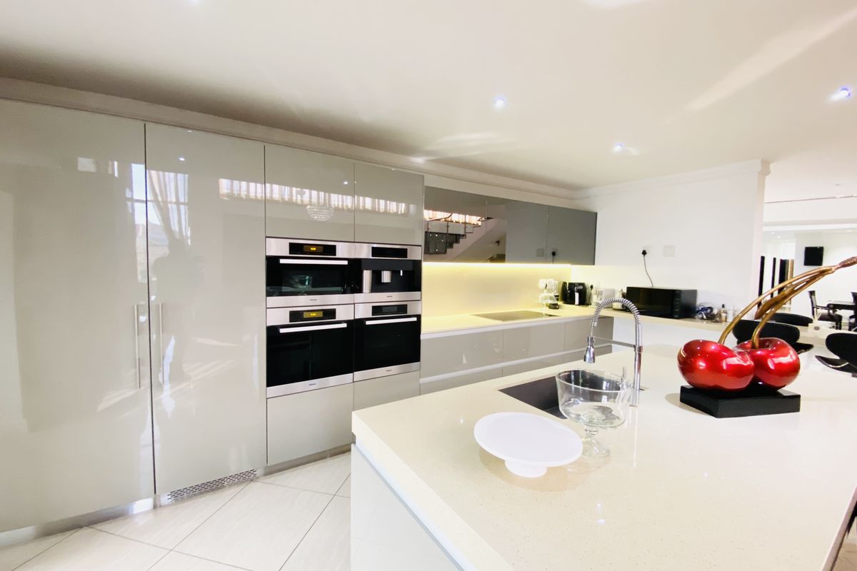 Luxury Living Redefined – 6-Bedroom Home with Cinema & Indoor Pool in Blue Valley Golf Estate - Photo 4