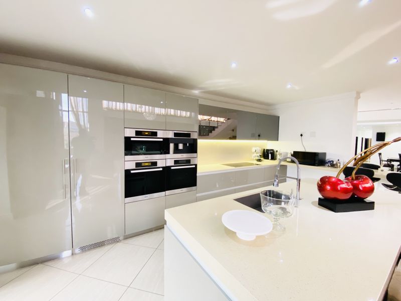 Luxury Living Redefined – 6-Bedroom Home with Cinema & Indoor Pool in Blue Valley Golf Estate - Photo 4