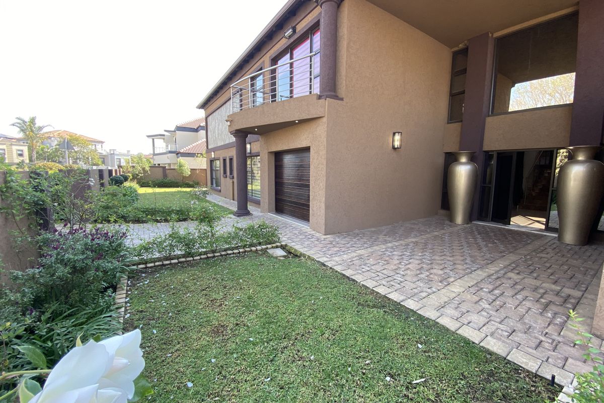 Luxury Living Redefined – 6-Bedroom Home with Cinema & Indoor Pool in Blue Valley Golf Estate - Photo 2