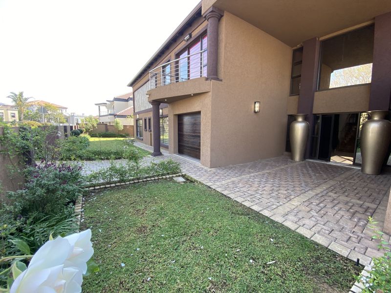 Luxury Living Redefined – 6-Bedroom Home with Cinema & Indoor Pool in Blue Valley Golf Estate - Photo 2