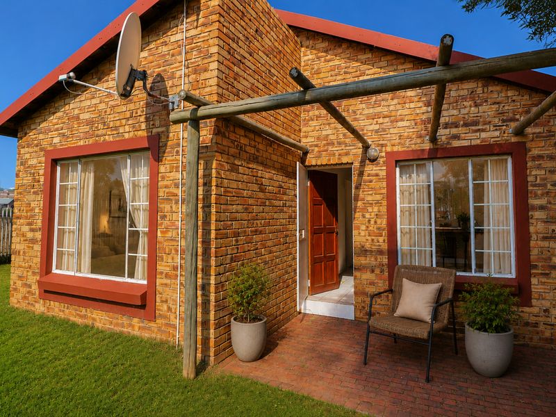 Bidding to start from R 700 000!! Live Auction! 2 Bedroom Townhouse in secure Estate - Photo 1