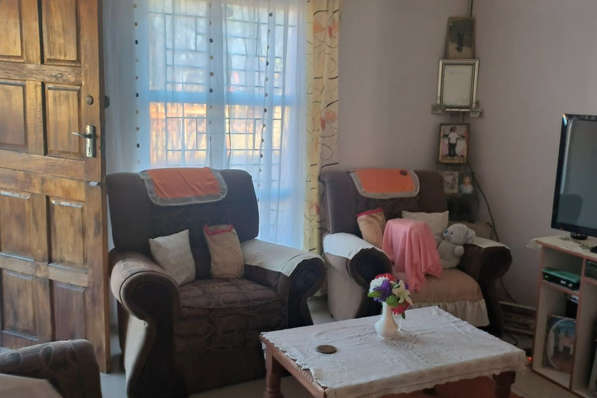 SPECIOUS 4 BEDROOM FAMILY HOME IN JOUBERTON - Photo 5
