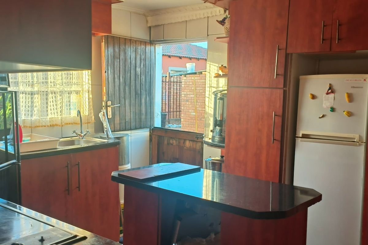 SPECIOUS 4 BEDROOM FAMILY HOME IN JOUBERTON - Photo 3