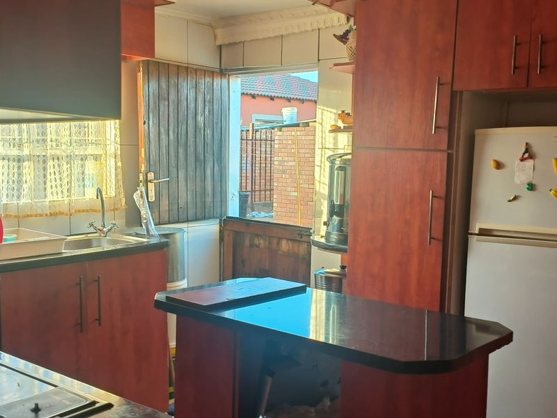 SPECIOUS 4 BEDROOM FAMILY HOME IN JOUBERTON - Photo 3