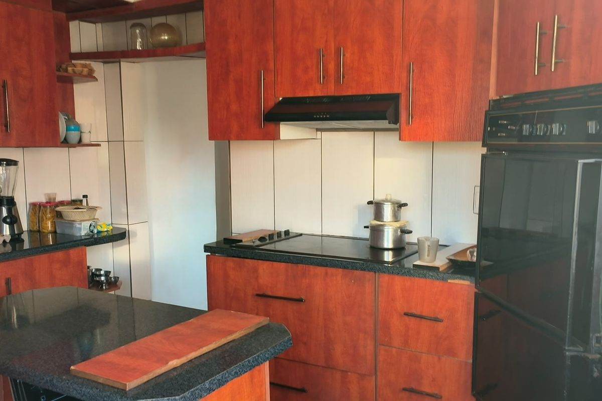 SPECIOUS 4 BEDROOM FAMILY HOME IN JOUBERTON - Photo 2