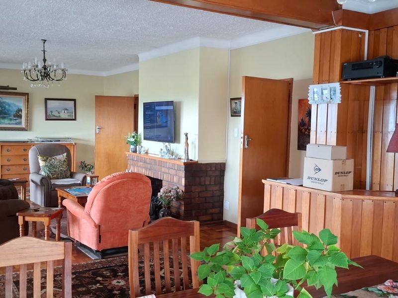 5 Bedroom Family Home with Pool, Guest Accommodation & Income Potential in Nahoon Beach - Photo 9