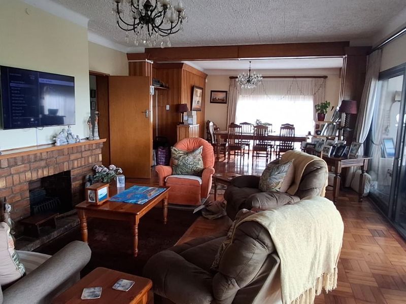 5 Bedroom Family Home with Pool, Guest Accommodation & Income Potential in Nahoon Beach - Photo 6