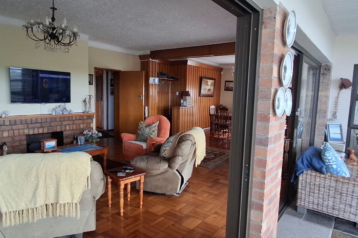 5 Bedroom Family Home with Pool, Guest Accommodation & Income Potential in Nahoon Beach - Photo 5