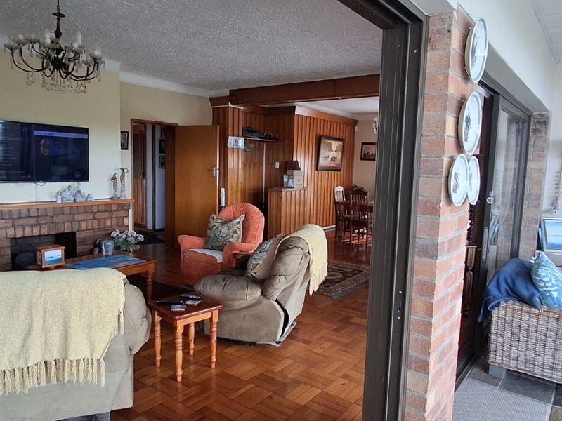 5 Bedroom Family Home with Pool, Guest Accommodation & Income Potential in Nahoon Beach - Photo 5