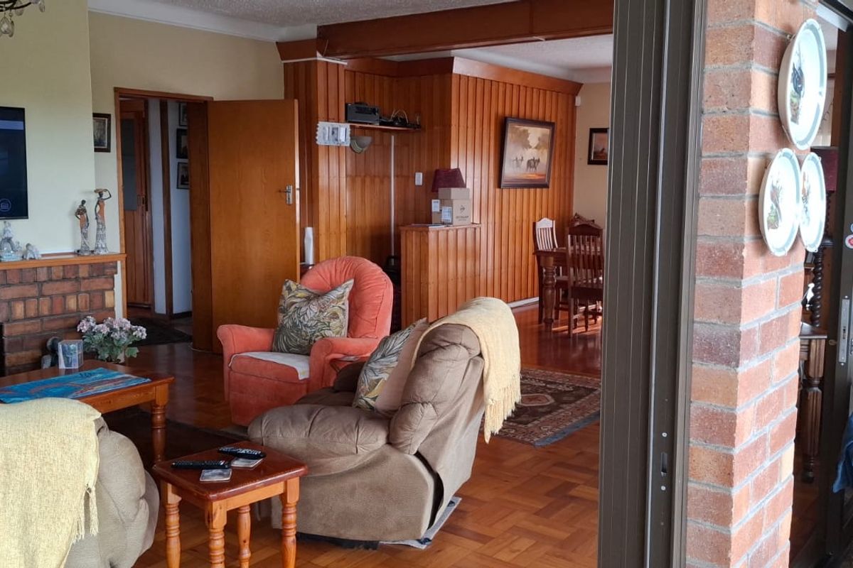 5 Bedroom Family Home with Pool, Guest Accommodation & Income Potential in Nahoon Beach - Photo 4