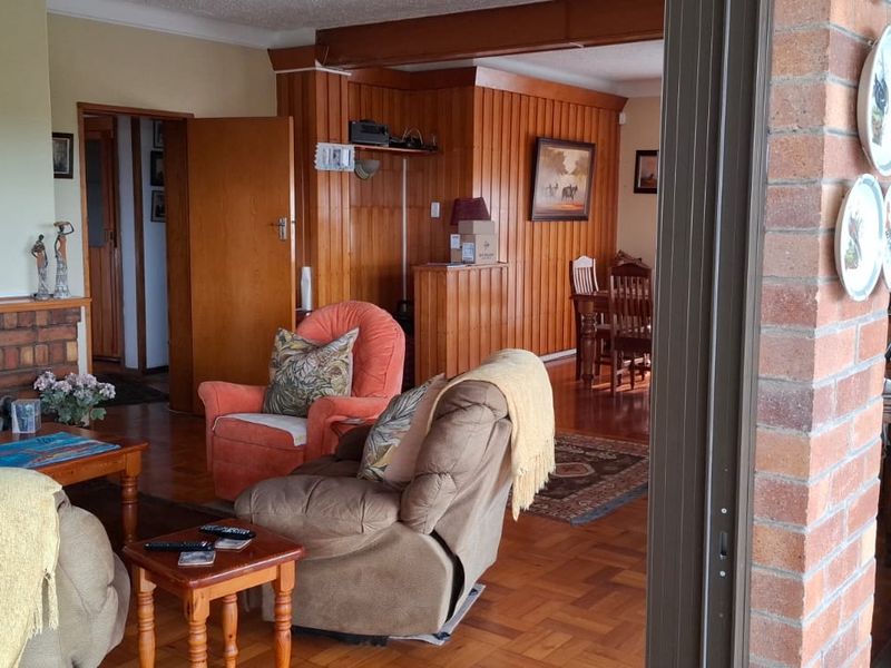 5 Bedroom Family Home with Pool, Guest Accommodation & Income Potential in Nahoon Beach - Photo 4
