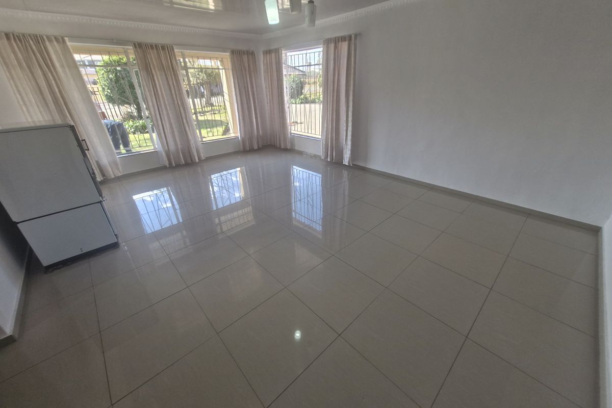 Spacious Family Home with Flatlet - Photo 2