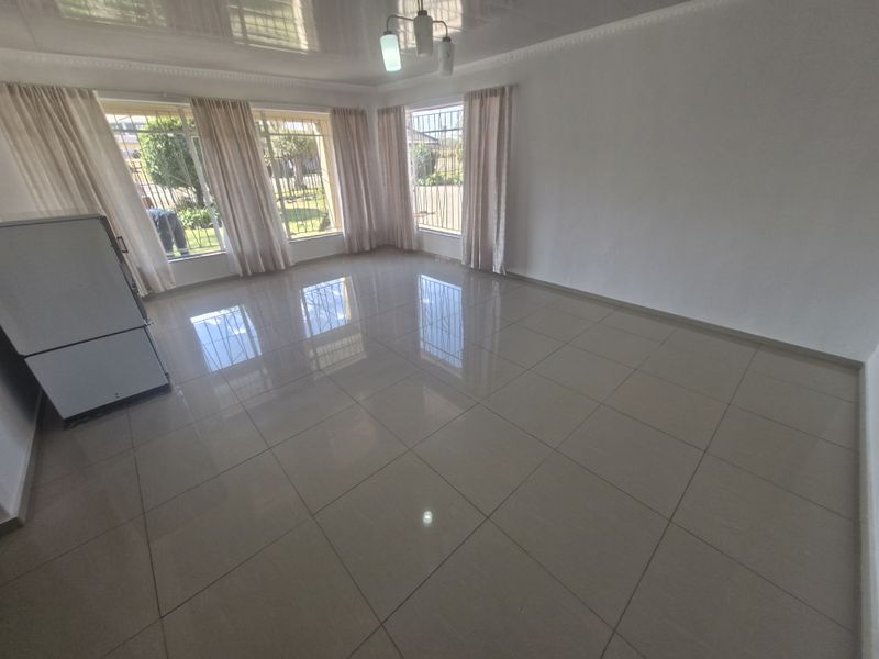 Spacious Family Home with Flatlet - Photo 2