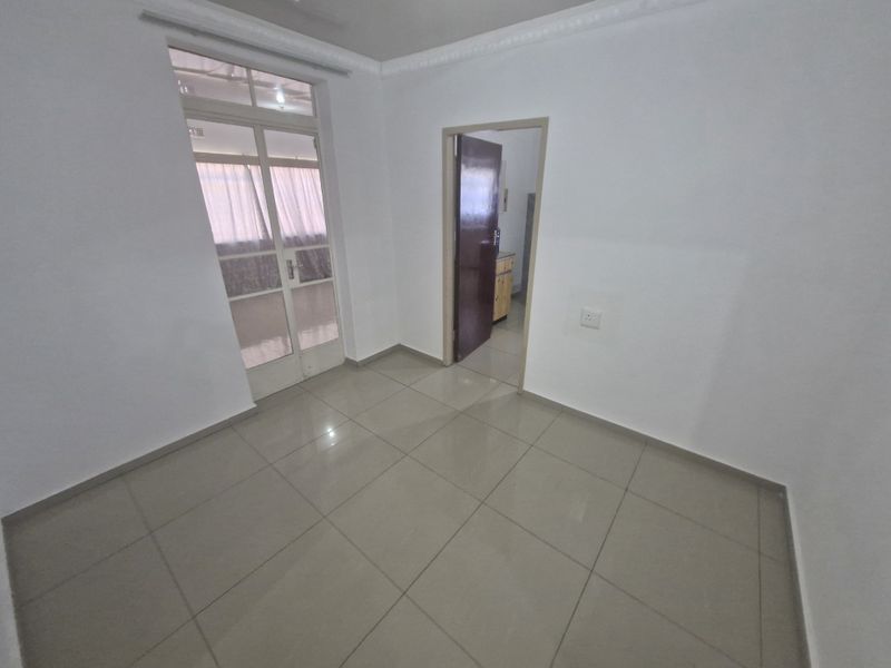 Spacious Family Home with Flatlet - Photo 3