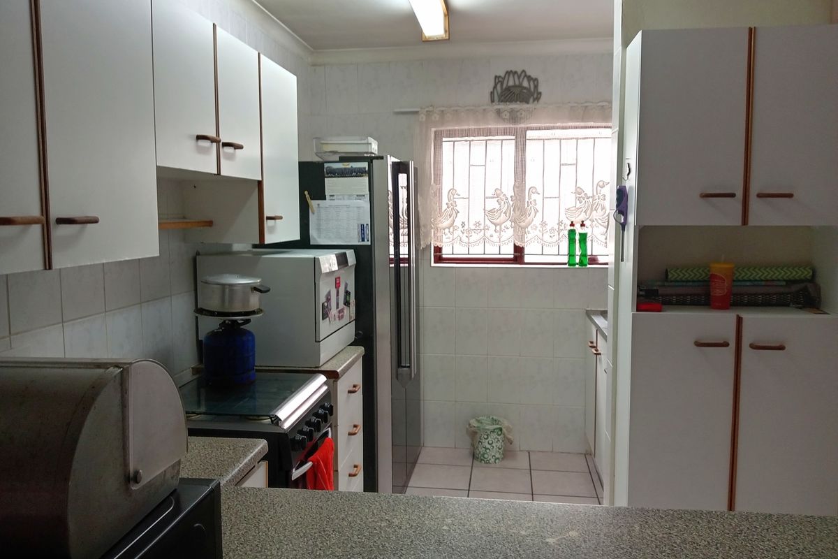 Spacious  2 Bedroom duet to rent 1 August 2026 - Photo 4