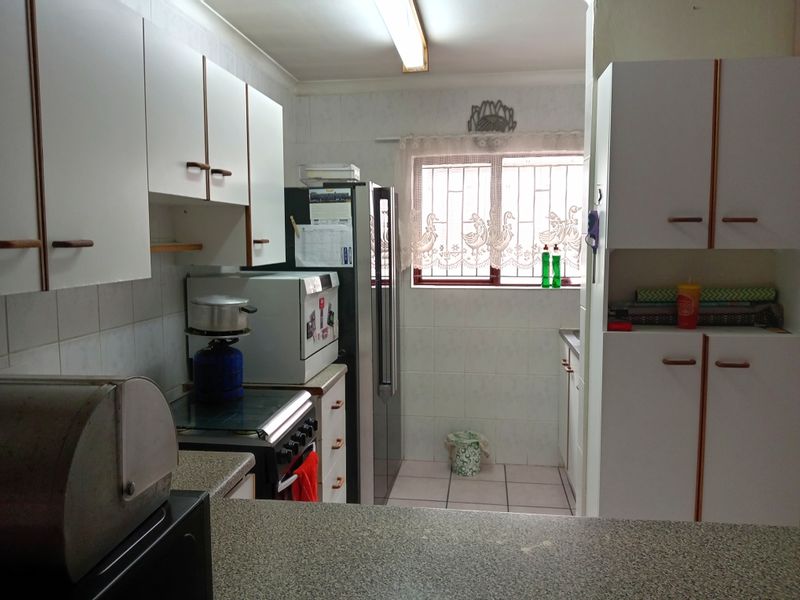 Spacious  2 Bedroom duet to rent 1 August 2026 - Photo 4
