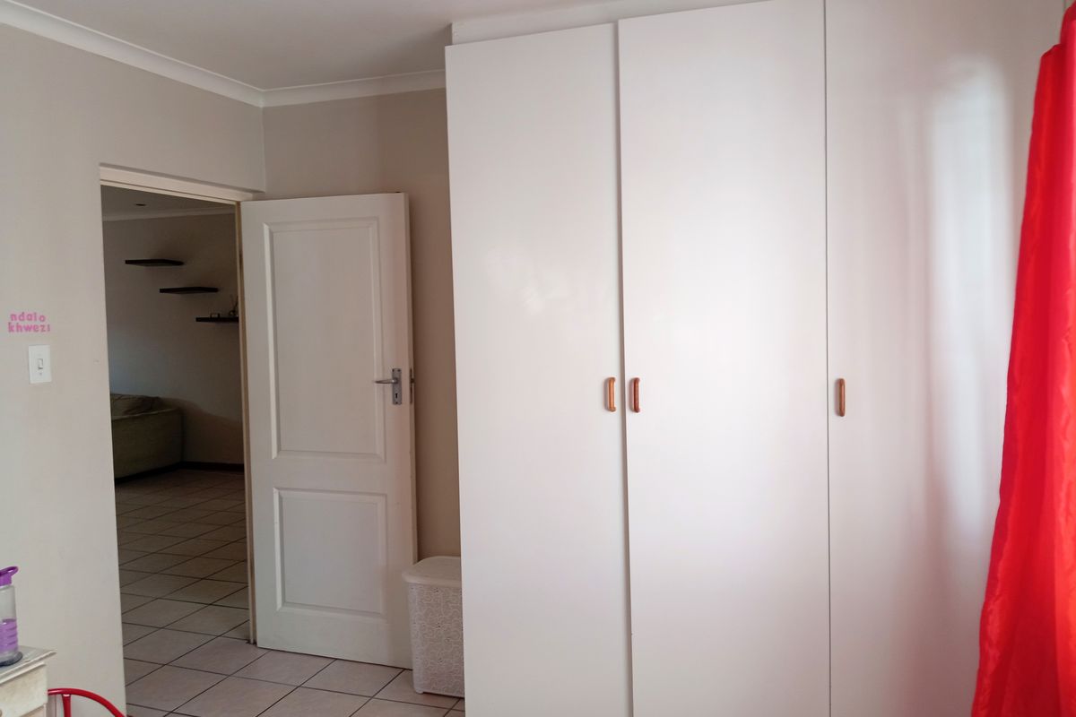 Spacious  2 Bedroom duet to rent 1 August 2026 - Photo 2