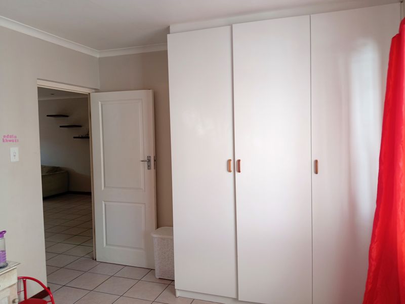 Spacious  2 Bedroom duet to rent 1 August 2026 - Photo 2