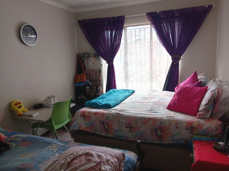 Spacious  2 Bedroom duet to rent 1 August 2026 - Photo 3