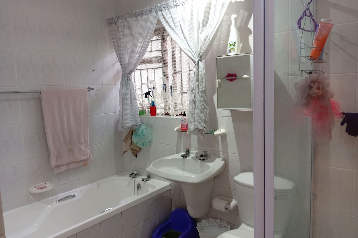 Spacious  2 Bedroom duet to rent 1 August 2026 - Photo 5