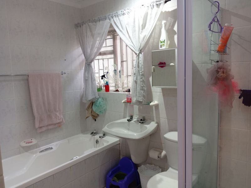 Spacious  2 Bedroom duet to rent 1 August 2026 - Photo 5