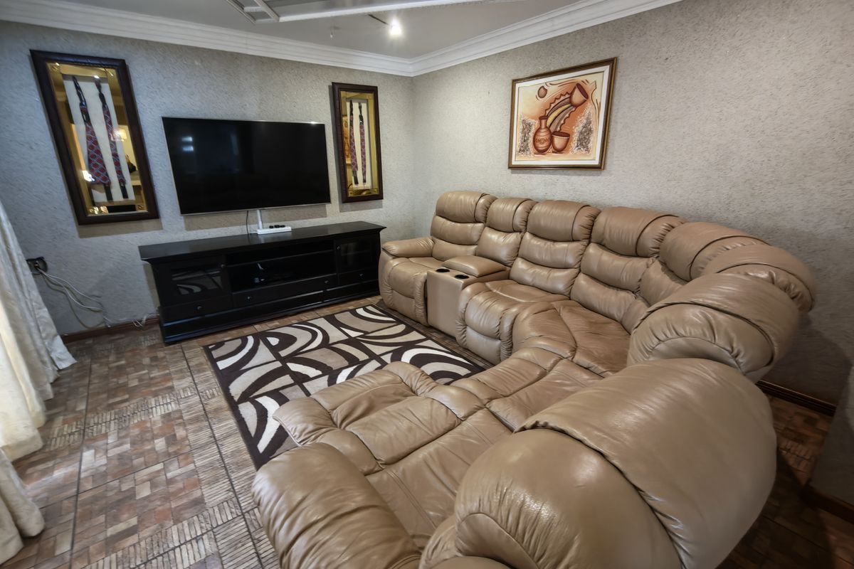 Executive Family Home Offering Style, Space and Comfort - Photo 5