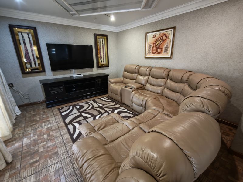 Executive Family Home Offering Style, Space and Comfort - Photo 5