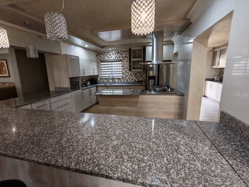 Executive Family Home Offering Style, Space and Comfort - Photo 7