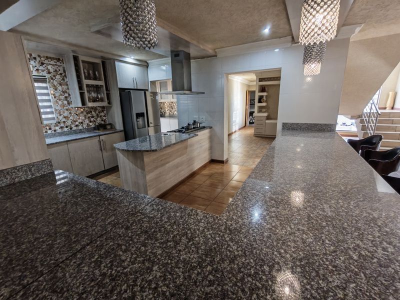 Executive Family Home Offering Style, Space and Comfort - Photo 6