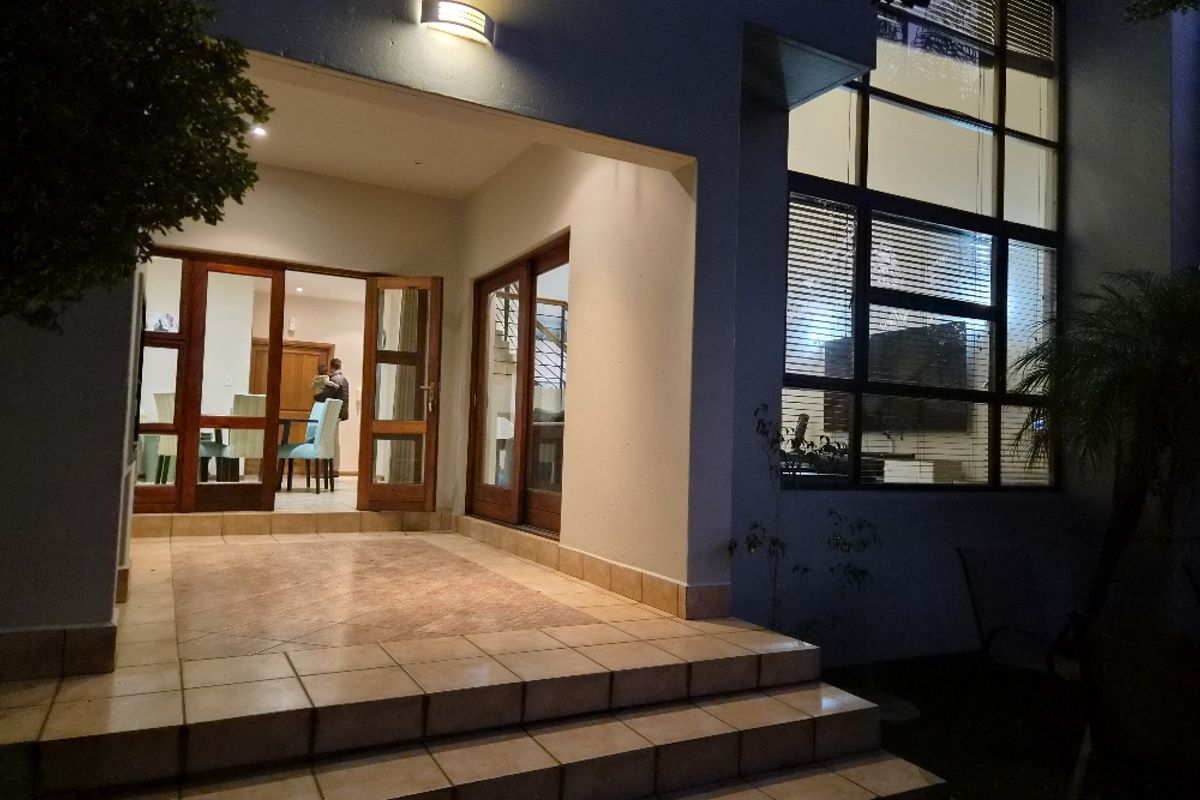 Epic Architecture! Private, Secure, Neat! - Photo 4