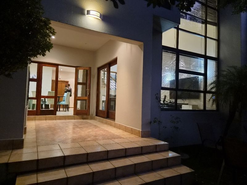 Epic Architecture! Private, Secure, Neat! - Photo 4