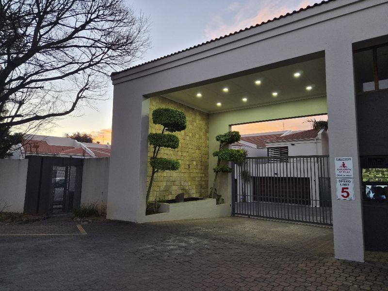 Epic Architecture! Private, Secure, Neat! - Photo 1
