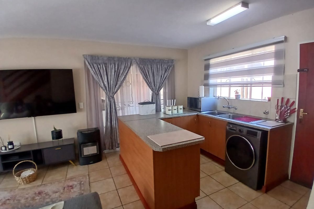 Elegant Family Oriented Apartment with En-Suite and Expansive Open Plan Living - Photo 5